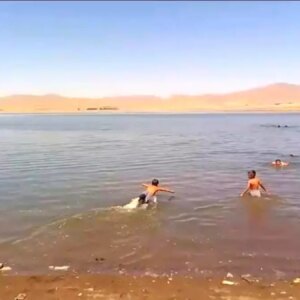 sicak havada cocuklarin baraj keyfi Qm64xB5U