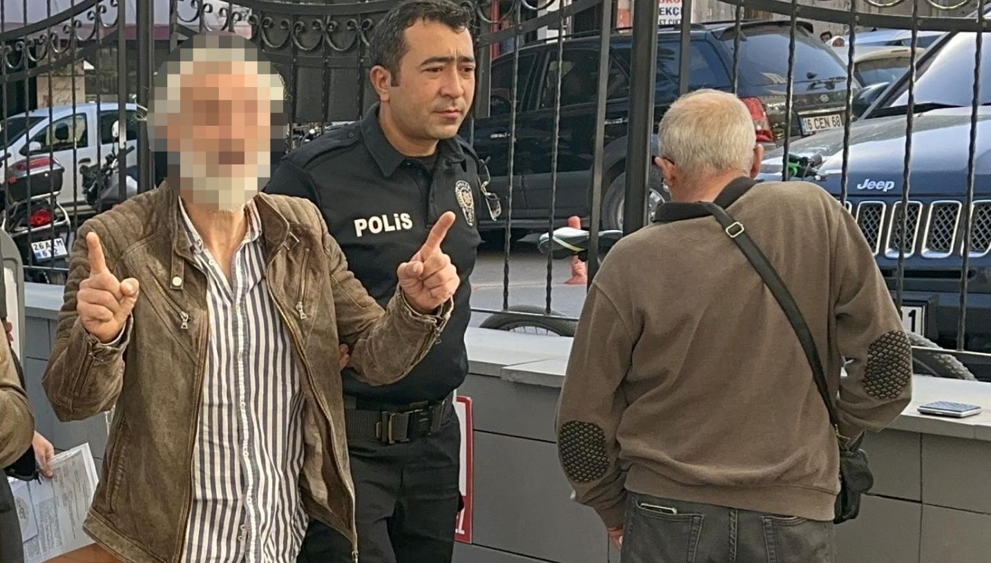 yolda gordugu komsusuna saldirip sokak ortasinda dovdu lOyrHS1H