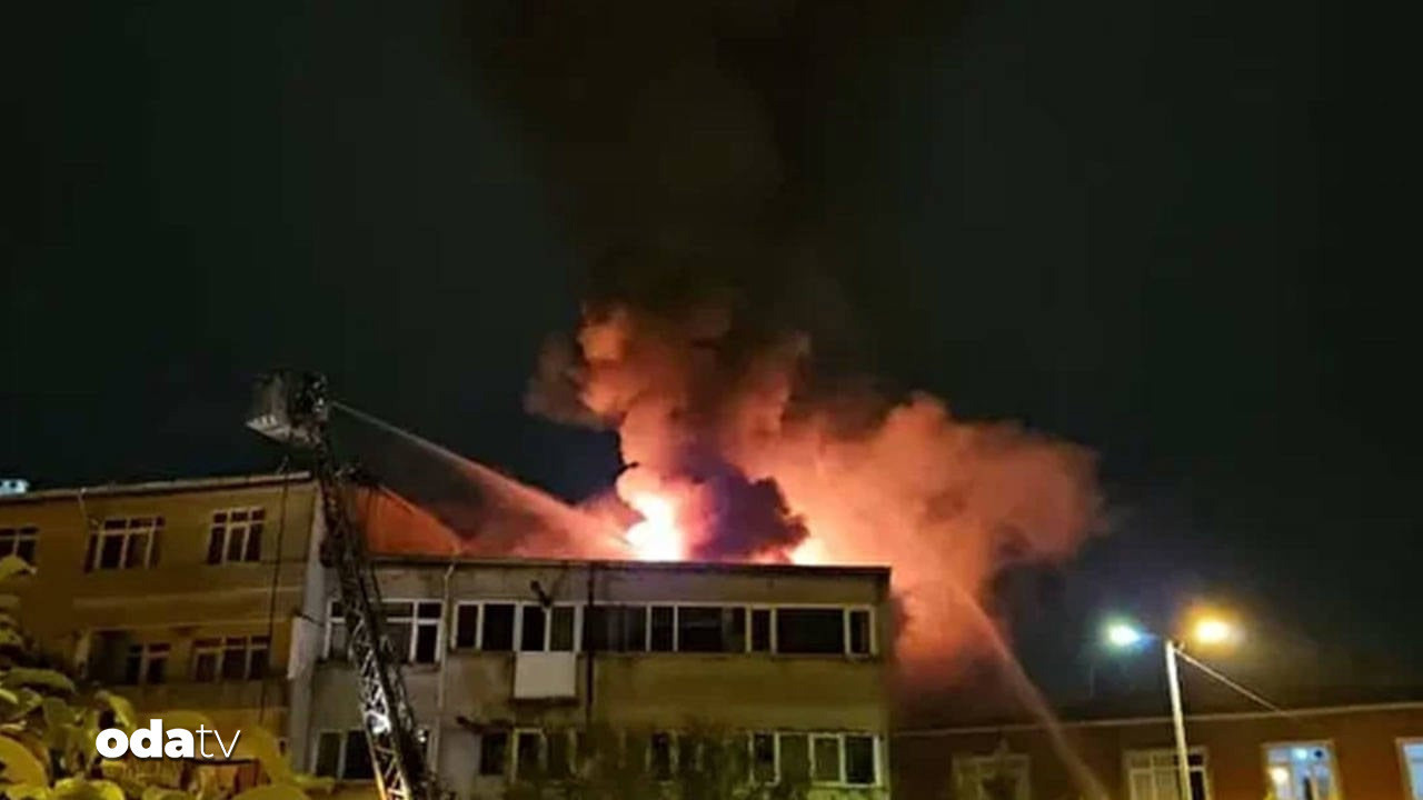 beyoglunda 5 katli binanin catisi yandi vatandaslar tahliye edildi cvlwC6Os.jpg