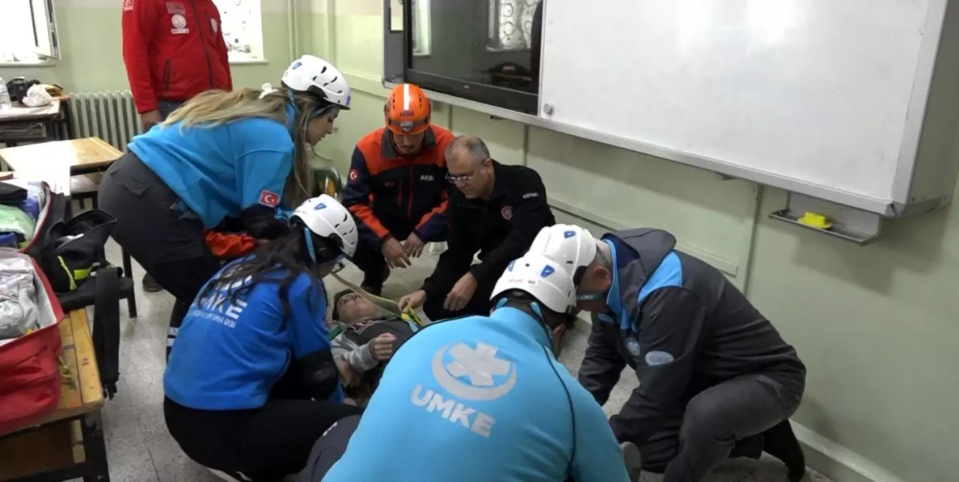 kirklarelinde okullarda es zamanli deprem tatbikati yapildi 5Nq4NATX.jpg