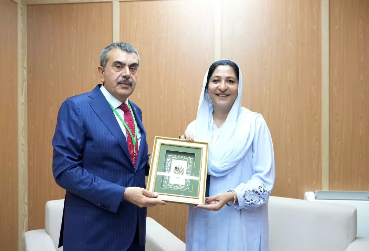 bakan tekin unescoda egitim is birliklerini gorustu LaKpRP8q.jpg