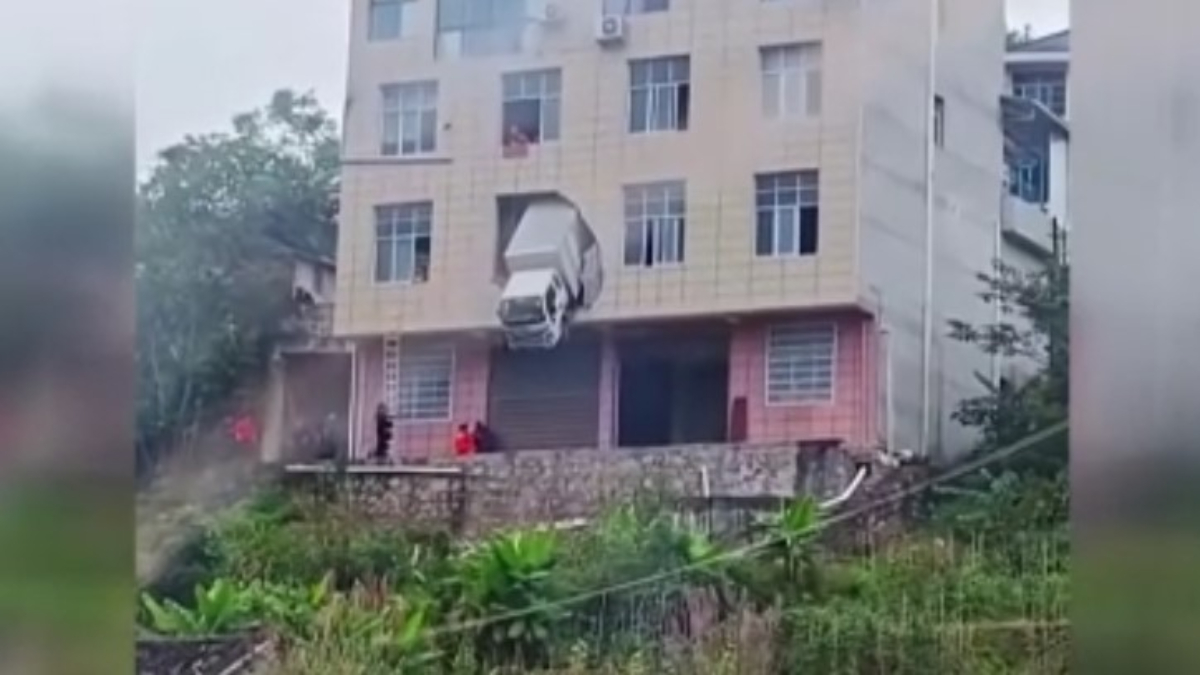 cinde kontrolden cikan kamyon bina duvarini asti sQwrw46r.jpg