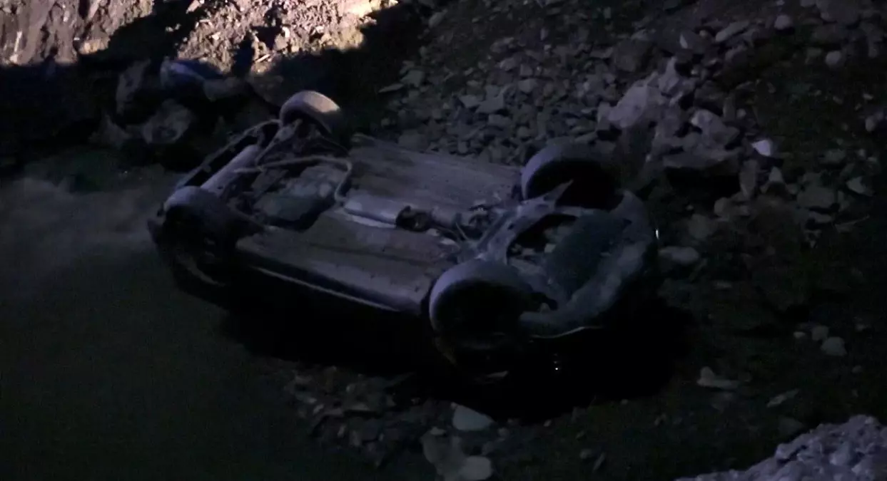 hakkaride kontrolden cikan otomobil dereye uctu 2 yarali h1BYRY8I.jpg