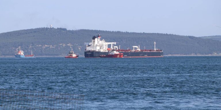 canakkale-bogazinda-tanker-arizasi-gemi-trafigi-cift-yonlu-askiya-alindi-4T7lMaJ9