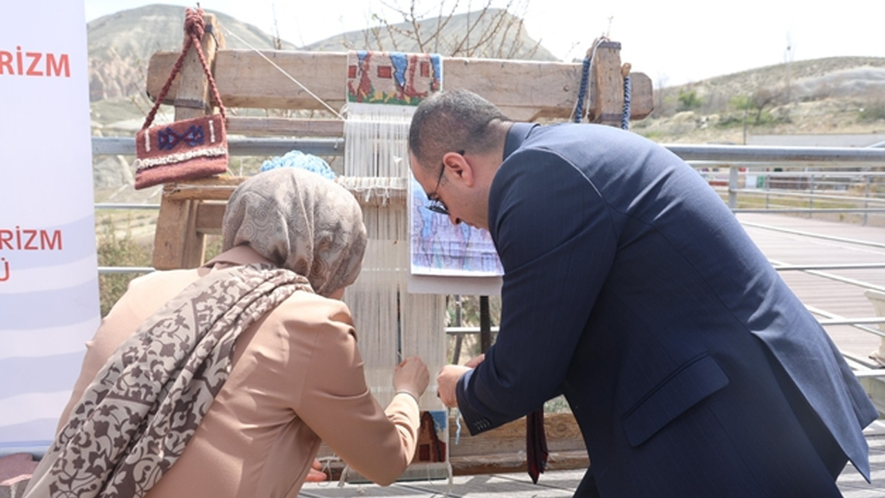 Kapadokya’da Turistler Geleneksel Halı Dokuma Deneyimi Yaşadı