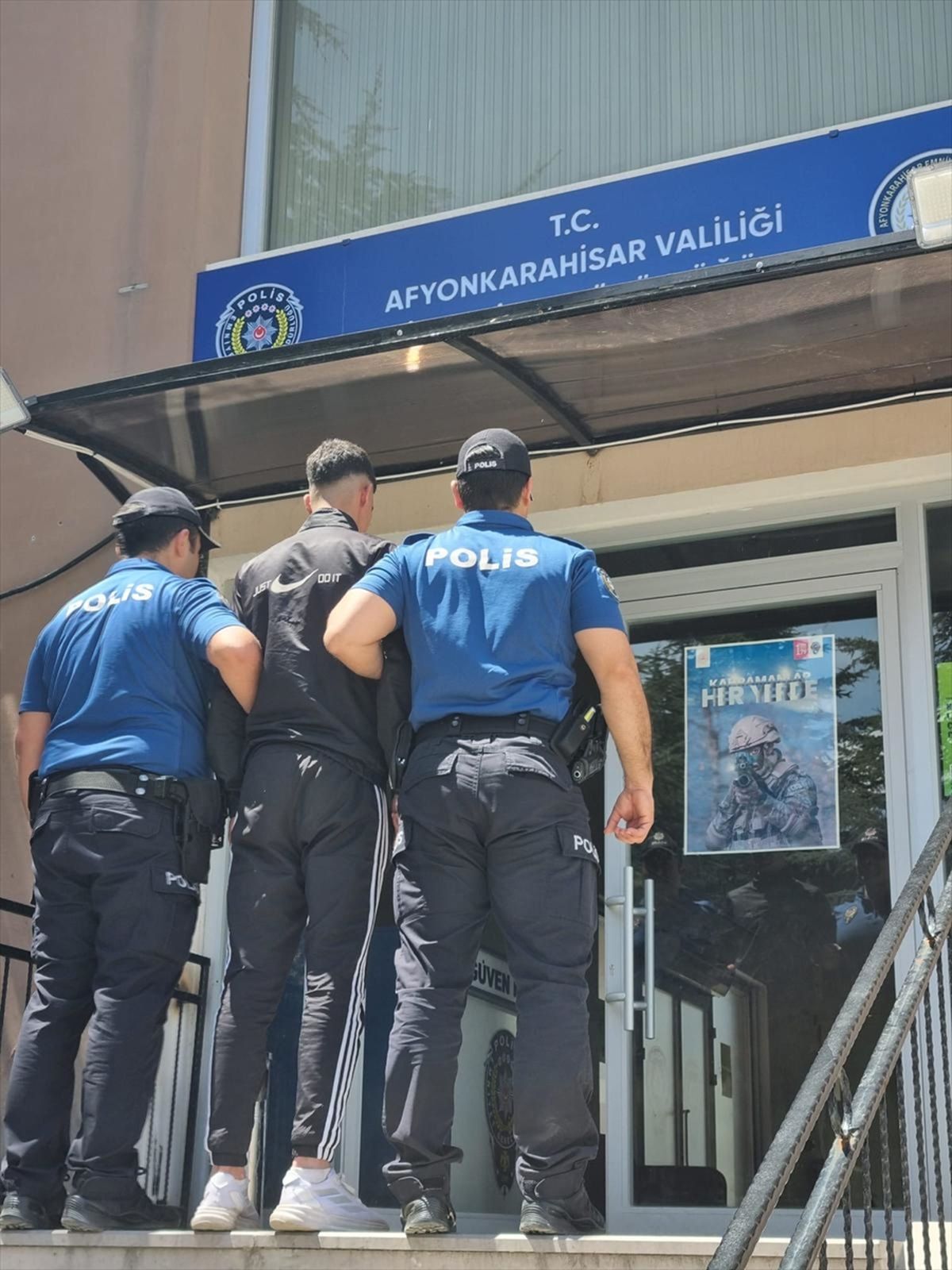 Afyonkarahisar’da Kavga Eden Kadınları Ayırmaya Çalışanlara Bıçakla Saldıran Şüpheli Yakalandı