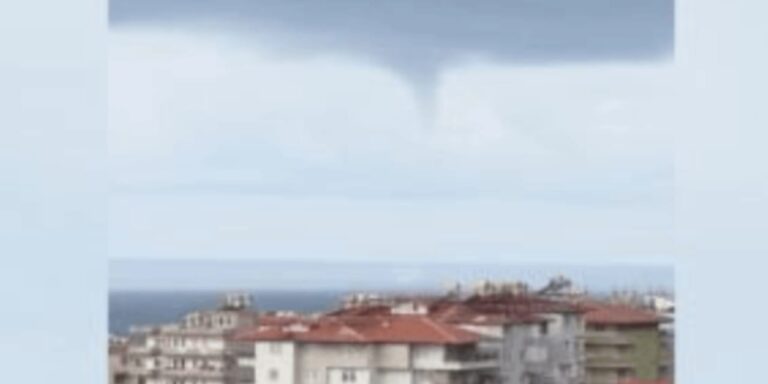 alanyada-hortum-olustu-o-anlar-kamerada-zAZDmYSA