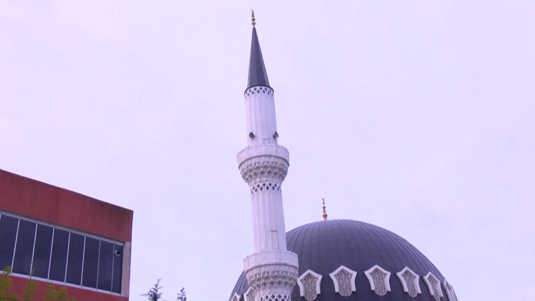 arnavutkoyde-firtina-alarmi-minare-sallandi-2-bina-tahliye-edildi-vhE6vHgN