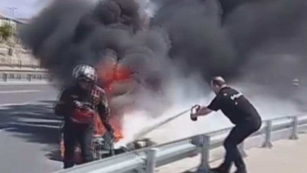 Motosiklet alev aldı, sürücü son anda kurtuldu